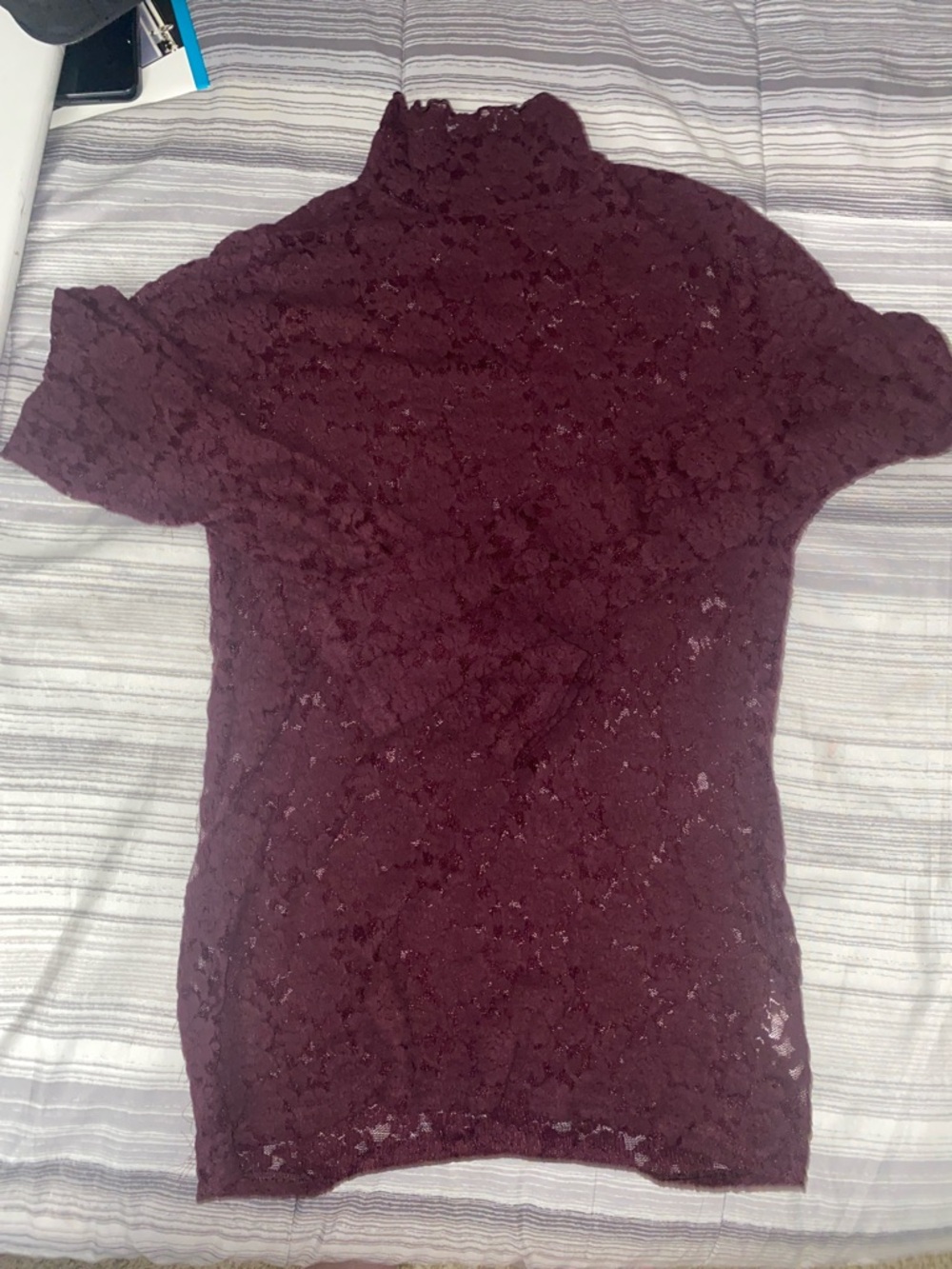 Women’s Express Pre-Owned Lace Mock Neck Top in Wine Size Medium